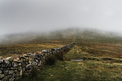 莫恩山的石墙，Co Down，北爱尔兰
