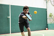 少年玩pickleball