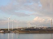 荷兰北部海岸IJmuiden港口的风力涡轮机