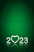 银白色三维或三维文字2023，在深绿色垂直新年或圣诞节日发光闪闪的背景贺卡，海报和横幅与一个心的形状