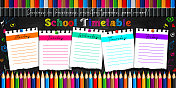 每日计划的概念，卡通风格的课堂日历。学校课程表，彩色铅笔和黑板上的手绘背景。