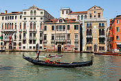 威尼斯的船夫，背景是老房子