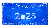金属银白色文字2023与一个圆形硬币符号在闪闪的宝蓝色充满活力的色彩节日发光垂直背景新年贺卡，海报和横幅