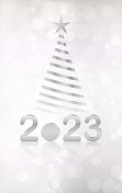 银白色金属浅灰色彩色三维或3D文本2023新年快乐节日发光闪闪垂直矢量背景与条纹圣诞树与一颗星