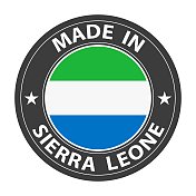 在塞拉利昂制造徽章矢量。有星星和国旗的贴纸。标志孤立在白色背景上。 在塞拉利昂制造徽章矢量。有星星和国旗的贴纸。标志孤立在白色背景上。