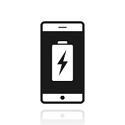 智能手机与电池充电标志。白色背景上反射的图标
