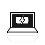 笔记本电脑与电池充电标志。白色背景上反射的图标