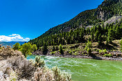 美国蒙大拿州在风景优美的自然湍急的河流