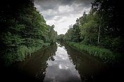 树木成行的Regge河在Nijverdal