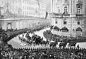 1898年9月17日,奥地利伊丽莎白皇后的葬礼在维也纳举行,送葬队伍正在前往嘉布钦教堂的路上 1898年9月17日,奥地利伊丽莎白皇后的葬礼在维也纳举行,送葬队伍正在前往嘉布钦教堂的路上