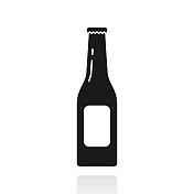 啤酒瓶。白色背景上反射的图标