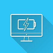 台式电脑与电池充电符号。图标在蓝色背景-平面设计与长阴影