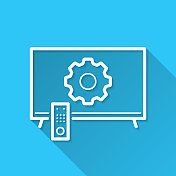 电视设置-齿轮。图标在蓝色背景-平面设计与长阴影 电视设置-齿轮。图标在蓝色背景-平面设计与长阴影