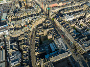鸟瞰科克伯恩街和皇家英里，爱丁堡，苏格兰，英国