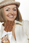 漂亮的年轻女子肖像与巧克力棒