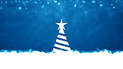 创意的深宝蓝色圣诞背景,一棵白色褪色的艺术条纹圣诞树和闪烁的星星在雪雾朦胧的基础上,地面上有烟雾,顶部闪闪发光 创意的深宝蓝色圣诞背景,一棵白色褪色的艺术条纹圣诞树和闪烁的星星在雪雾朦胧的基础上,地面上有烟雾,顶部闪闪发光