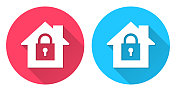 家庭安全-带挂锁的房子。圆形图标与长阴影在红色或蓝色的背景
