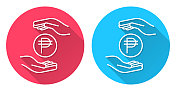 两手夹一枚比索硬币。圆形图标与长阴影在红色或蓝色的背景
