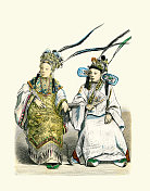 中国女演员身着传统服饰，头饰羽毛，金色锦缎连衣裙，19世纪的时尚史