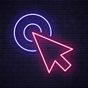 游标。在砖墙背景上发光的霓虹灯图标