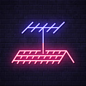 屋顶上的电视天线。在砖墙背景上发光的霓虹灯图标 屋顶上的电视天线。在砖墙背景上发光的霓虹灯图标