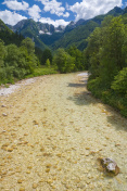 高山河流