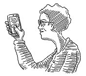 老妇人用智能手机画画 老妇人用智能手机画画