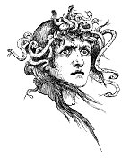 年轻女子头上有蛇，看起来很愤怒