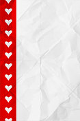 边框设计在纯红色条纹在左边缘包含一排小心形在纯白色纹理褶皱皱巴巴的白纸矢量情人节主题垂直背景折叠皱纹和折痕