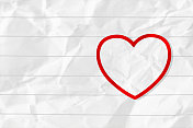 一个大的充满活力的红色心形轮廓标签在纯白色的彩色纹理皱巴巴的白色线条页纸矢量情人节主题水平背景与折叠和折痕