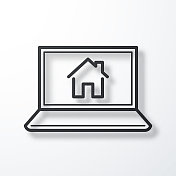 带智能家居的笔记本电脑。线图标与阴影在白色背景 带智能家居的笔记本电脑。线图标与阴影在白色背景