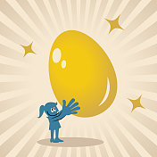一个面带微笑的蓝色女人，手里拿着一个大大的金色复活节彩蛋，复活节快乐，带着丰盛、繁荣、成功、创新和创造的光芒
