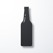 啤酒瓶。白色背景上的阴影图标