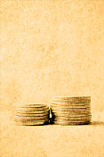 矢量插图的两个堆栈或成堆的追查的钱或一堆旧褪色的苦恼的金色货币硬币安排为山或一套丰富的钱在古董米色复古经典风格的垂直背景与复制空间