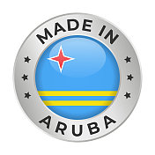 在阿鲁巴制造-矢量图形。圆形银标签徽章徽章阿鲁巴国旗和文字在阿鲁巴制造。白底隔离