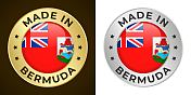 在百慕大制造-矢量图形。圆形金色和银色的标签徽章徽章设置百慕大国旗和文字在百慕大制造。孤立的白色和黑色背景