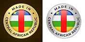 中非共和国制造-矢量图形。圆形金银标签徽章，镶嵌中非共和国国旗，文字为中非共和国制造。孤立的白色和黑色背景