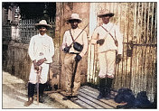 古老的黑白照片:古巴士兵手持大砍刀