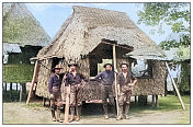 古色古色的黑白照片:菲律宾村庄里的士兵