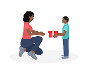 美国黑人小男孩给妈妈一个礼品盒。庆祝母亲节或生日