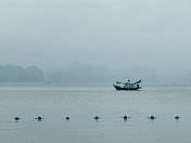 传统的越南渔船在hhtong湾
