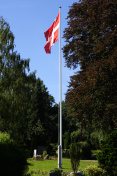 丹麦Tibirke Kirke教区教堂的Danebrog旗杆