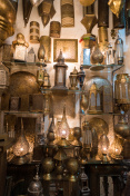 摩洛哥露天市场的各种摩洛哥手工金属灯