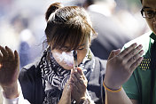 日本东京，人们在浅草寺祈祷