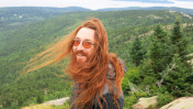 吹在风中的红发男人，凯迪拉克山，缅因州