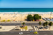 夏日，巴西里约热内卢的科帕卡巴纳海滩