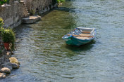 划艇停泊在河上