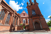 圣安妮教堂外，维尔纽斯，立陶宛。