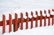 雪地里的尖桩栅栏