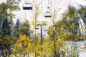 秋季暴风雪和滑雪缆车